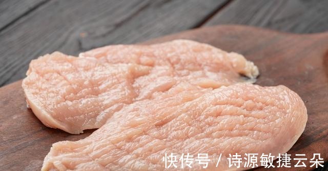 美味|健身之后吃什么，来两块嫩煎鸡胸肉，营养丰富，美味可口！