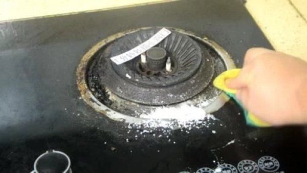 往燃气灶上倒点白醋,解决家家户户都有的一大烦恼,学会受用终生