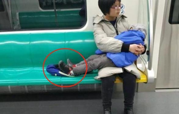 妈妈|地铁上一组照片火了，无数家长感动，网友：这才是真正的“炫富”