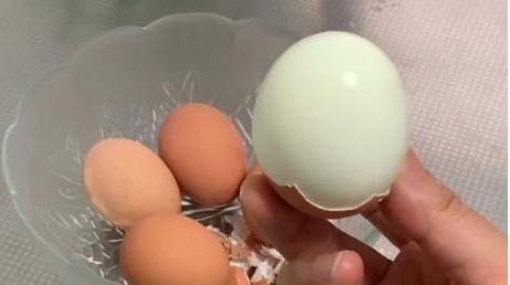 鸡蛋的蛋|水煮蛋时,不要直接下水煮了,多加1步,壳一碰就掉,又香又嫩