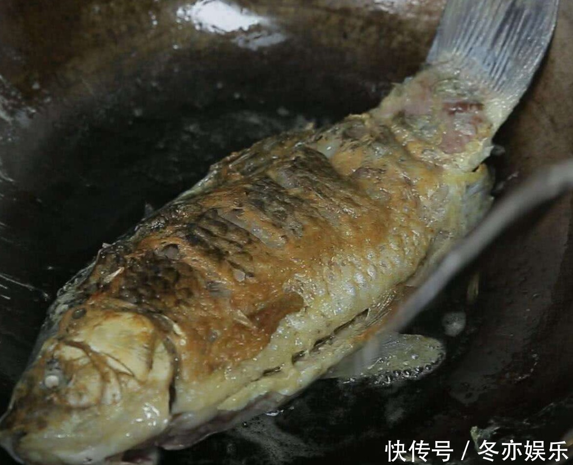 煎鱼时,不要着急下锅,教你2招,鱼肉鲜嫩不粘锅,美味无腥味