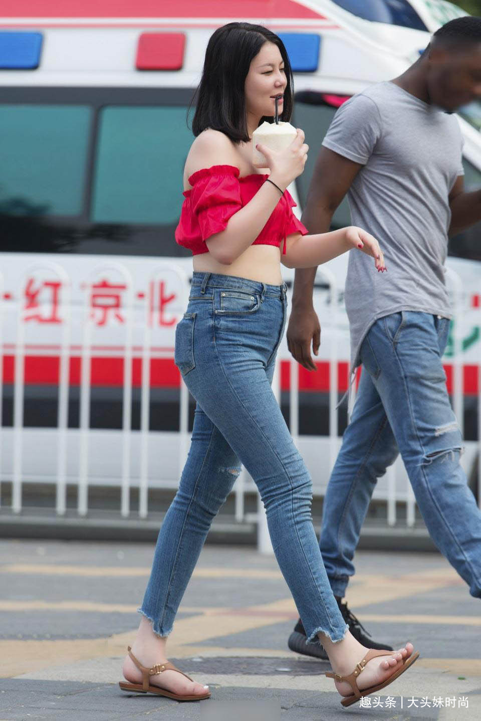 穿搭 红色一字领上衣搭配牛仔裤,时尚减龄,潮流范儿满满