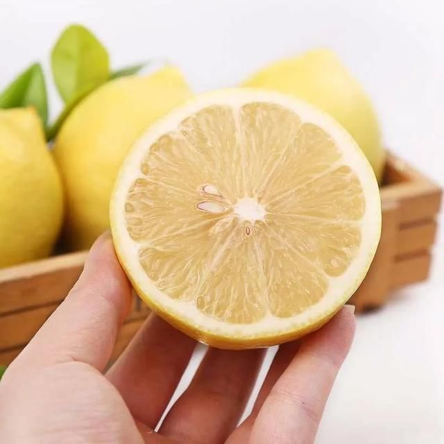 果肉|建议中老年人小暑前后,若条件允许,这5种水果每天可多吃一点