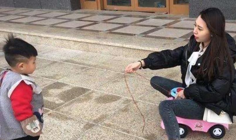 带娃|有种“不靠谱”叫小姨带娃,网友看完笑出声:真是一物降一物!