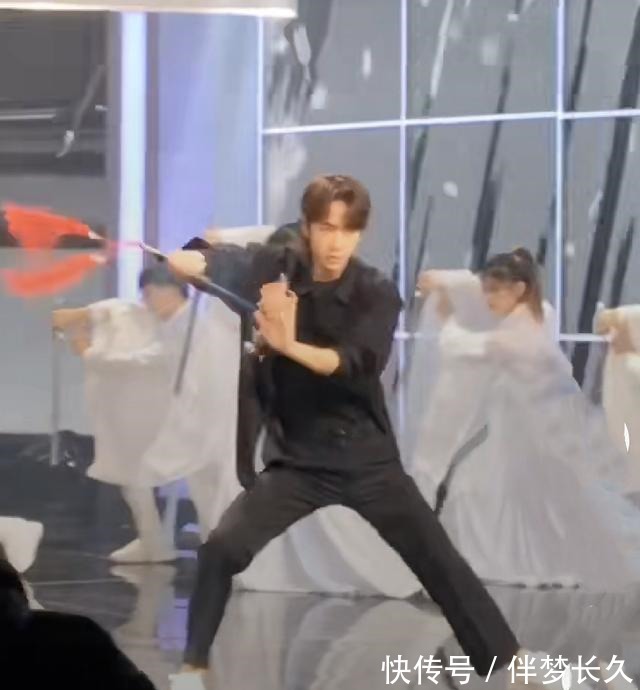 王一博|王一博《天天向上》現(xiàn)場(chǎng)舞劍，武術(shù)動(dòng)作被指太像“藍(lán)忘機(jī)”