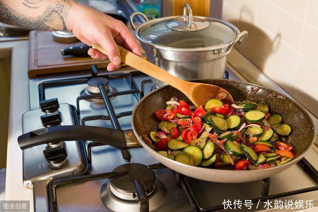 食物|炒肉时，什么时候放酱油做菜10年都不懂，难怪肉质不新鲜