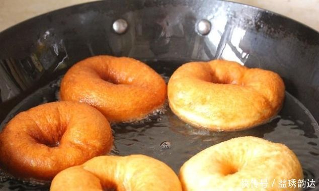 甜甜圈别再买,五勺面粉两颗鸡蛋,做着比麻花简单,比油条好吃