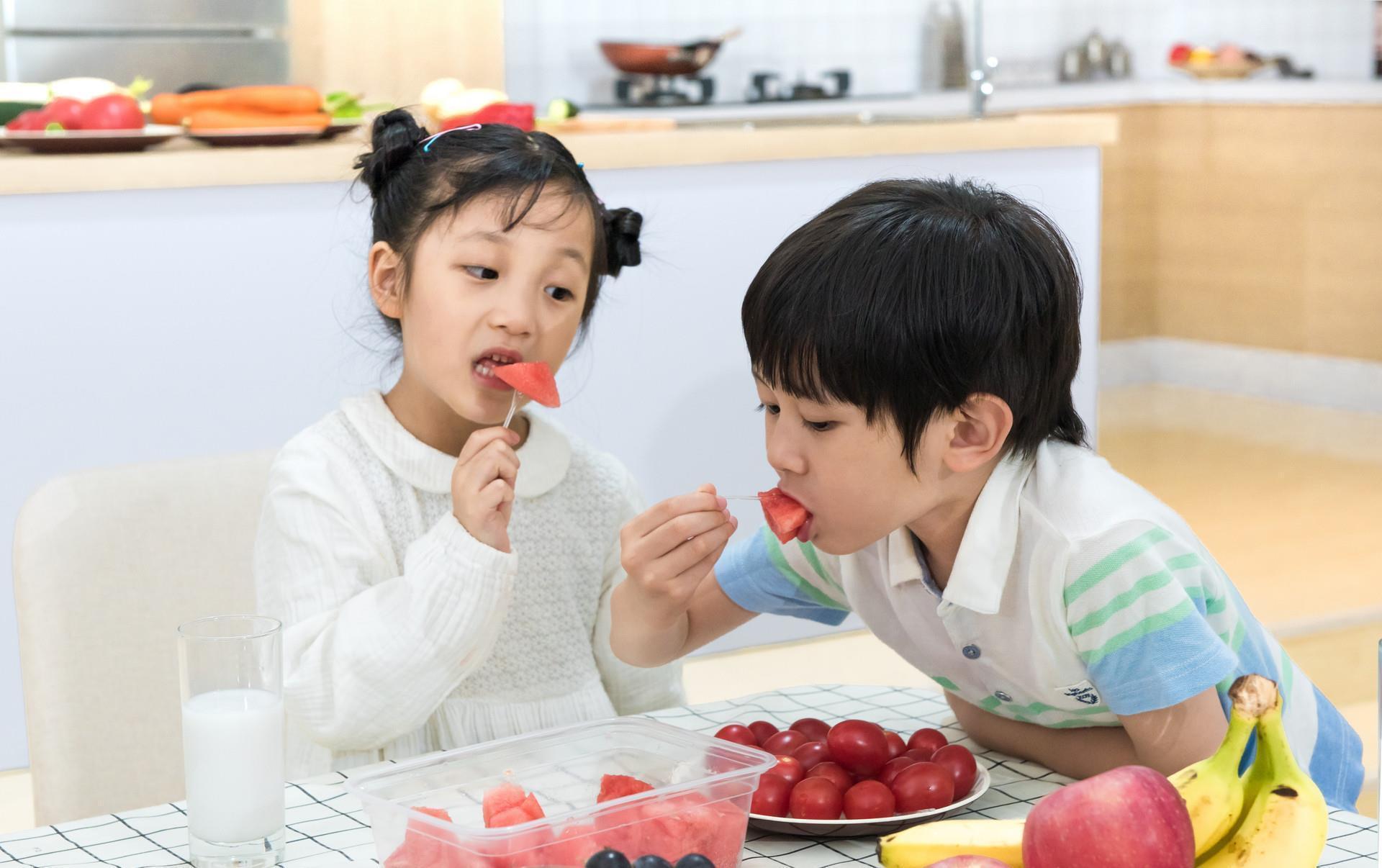 妙招|孩子指甲有白点,有寄生虫?缺维生素?都不是,跟一个坏习惯有关