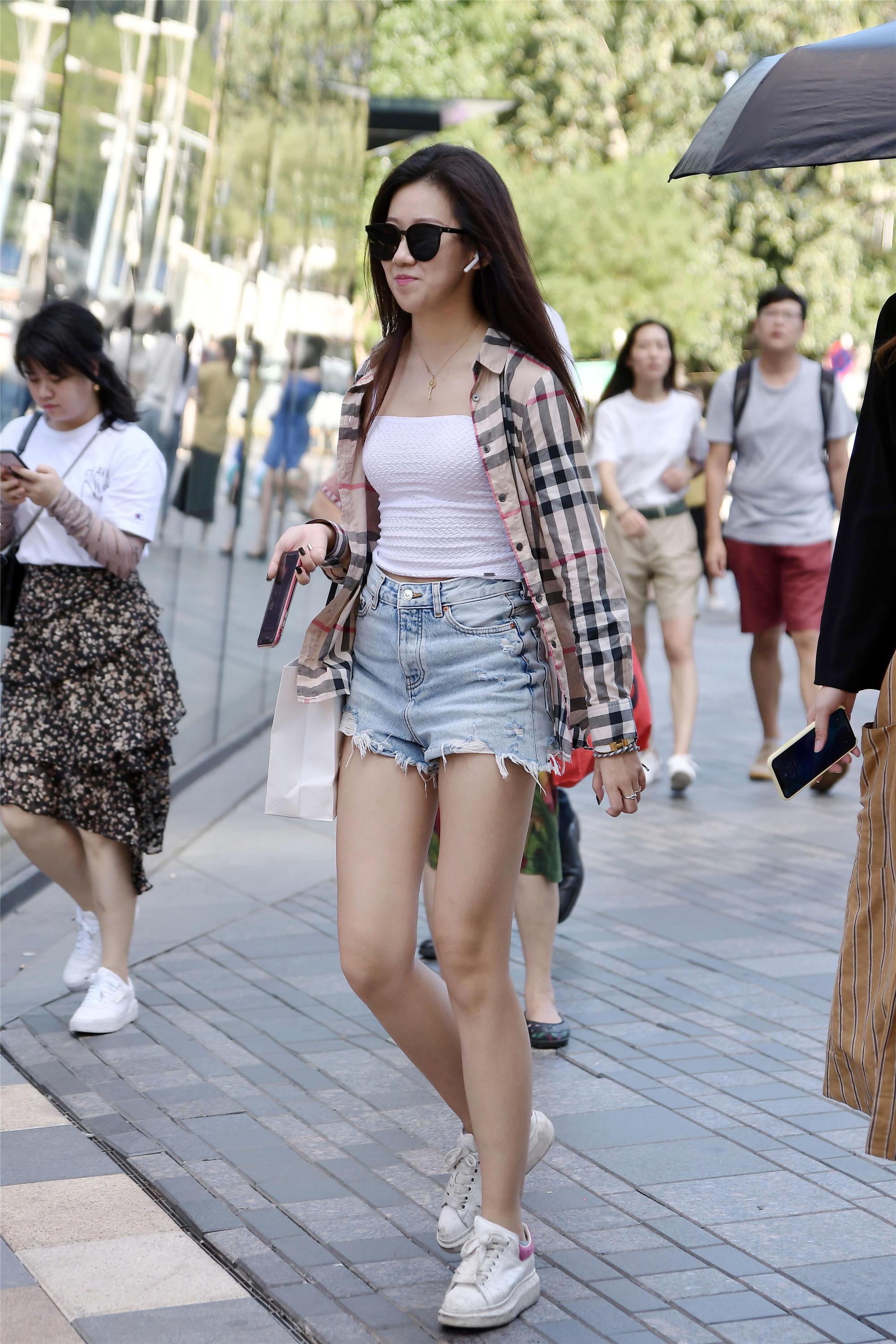 毛边 现在非常盛行短裤的搭配,而且很多时尚姑娘搭配得特别的漂亮