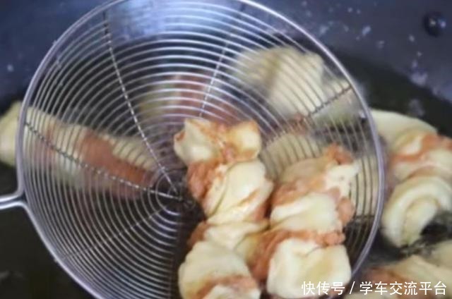 别炸油条了,一碗面粉一个鸡蛋,在家做酥脆小吃,比油条好吃多了