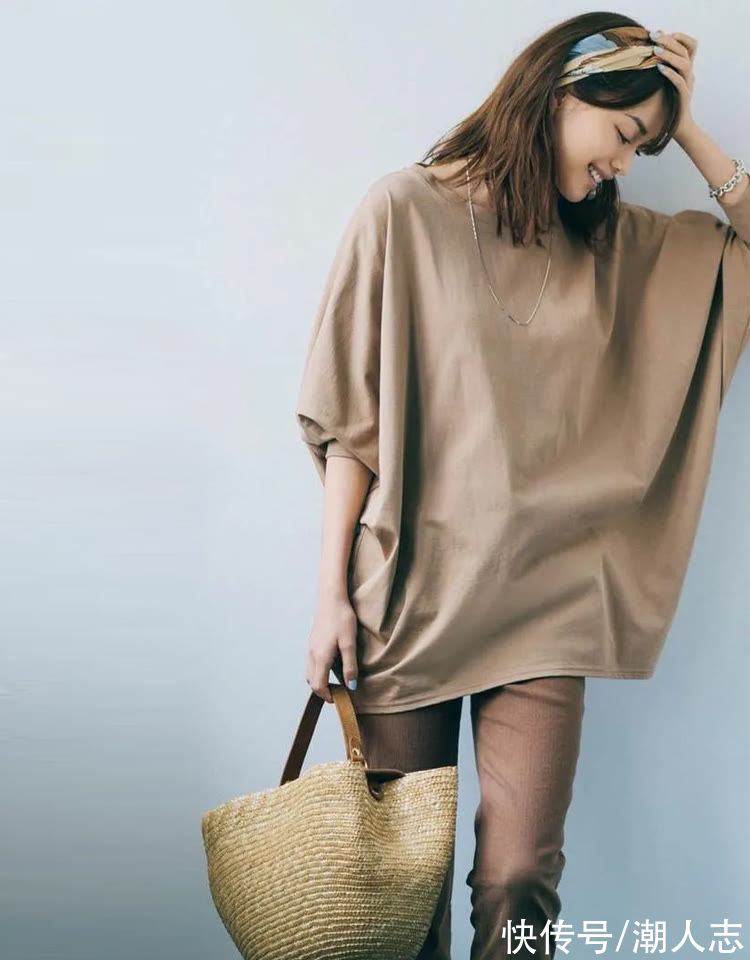 搭配 4、50岁女人，国庆出游别穿一身花！这3种颜色搭配，显白又高级