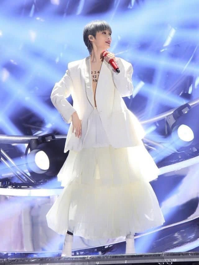 李宇春出席青你2总决赛亲身演绎百变舞台,暖心助力成团夜