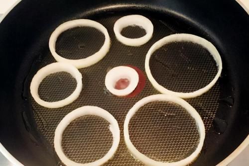 最近，洋葱这做法火了，放2个鸡蛋下锅一煎，香软酥脆清爽好吃