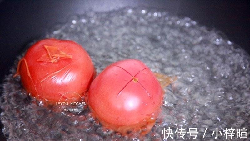 西红柿炒鸡蛋新做法，没放一滴油，用水炒蛋，口感滑嫩，热量更低