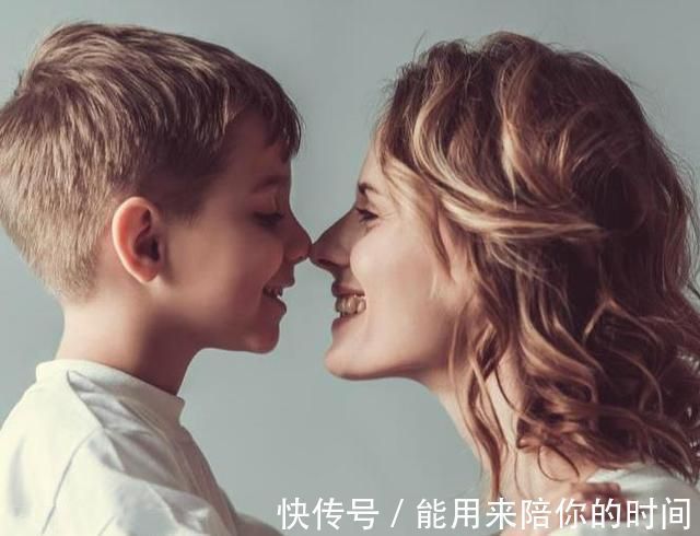 幼儿园|男孩在幼儿园被小女生亲了一下脸蛋,这位妈妈的做法堪称教科书!