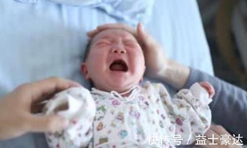 怒斥|宝宝拉臭臭,用水洗还是纸巾擦?新手妈妈这样做,医生怒斥无知!