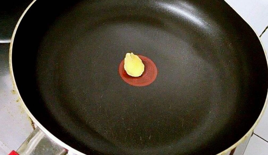 特别好用的煎鱼小技巧，烧热油之后加点料，鱼不粘锅，好看又好吃