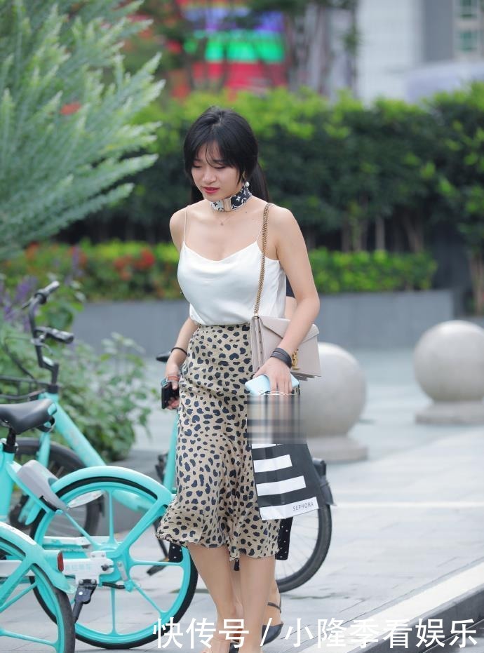 吊带背心搭配豹纹中短裙,黑黄的配色感觉很丰