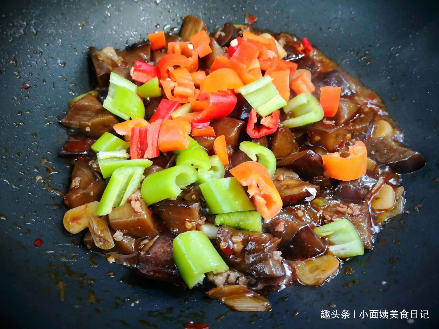 炒茄子时,先放油就大错特错了,多加一步,茄子不吸油还软嫩!