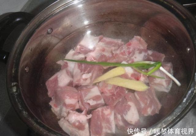 排骨焯水后又腥又柴?看完大厨的正确操作,才知自己用错“水”了