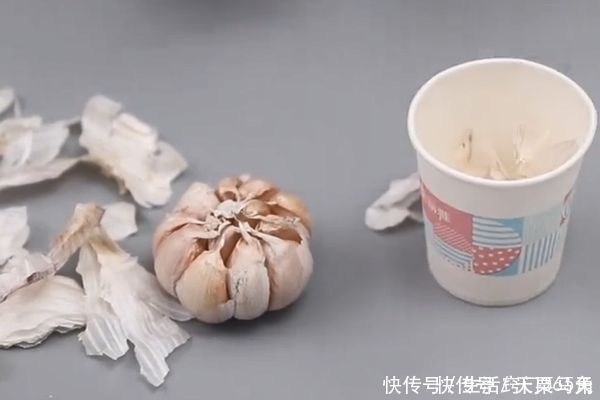 一次性纸杯里放一颗大蒜,摆在阳台作用太棒了,邻居见了纷纷学