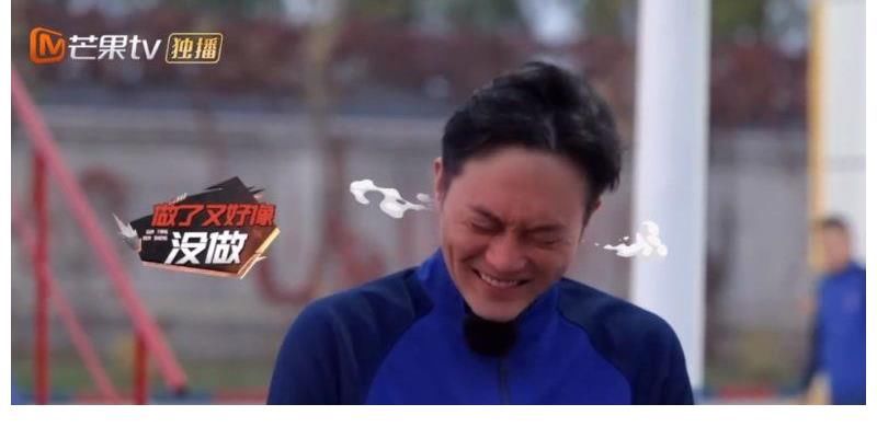 张智霖陈小春做引体向上,网友:标准的“架势十足、实战不行”