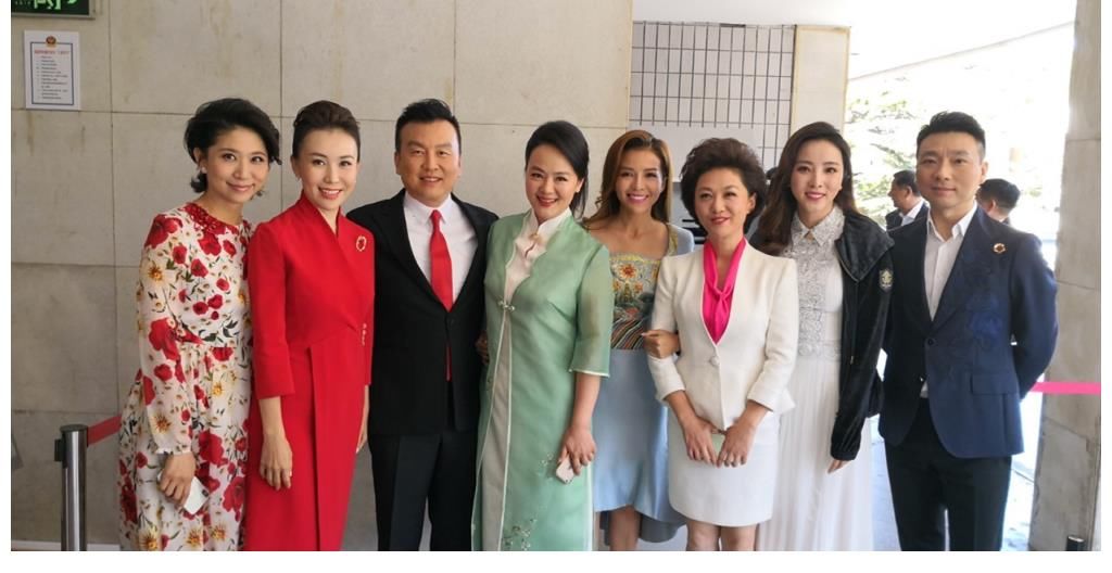 公开|朱迅录制央视节目路透照公开，生图皱纹明显，神采飞扬难掩老态