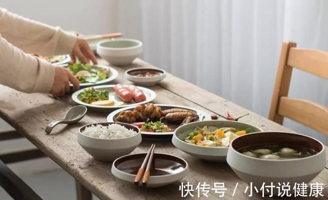 早上起床|吃早餐时,除了要少吃大米粥,这几种食物尽量少吃