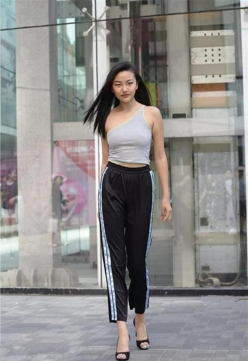 路人街拍，跟闺蜜一起穿上一条美美的裙子，秀出大长腿