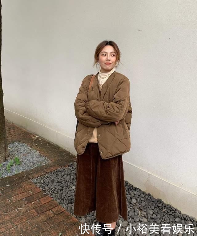 要注意|阔腿裤也该收一收了,最近流行“羽绒服+半身裙”,小个子也适合