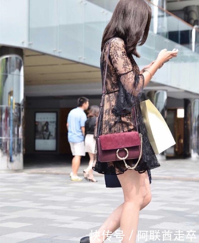  高跟鞋|街拍：高跟鞋搭配蕾丝迷你小短裙, 走起路来美艳动人!