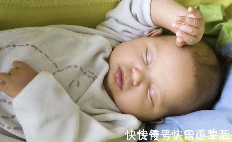被子|宝宝睡觉喜欢高举双手?妈妈莫放回被子里,原因知道吗?