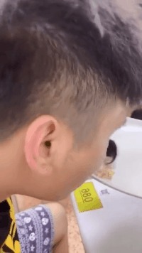 |搞笑GIF：小伙子，你这是看到什么了？笑得这么大声