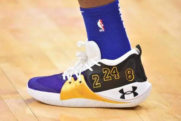 NBA球员上脚：库里8代定制版，恩比德球鞋缅怀科比