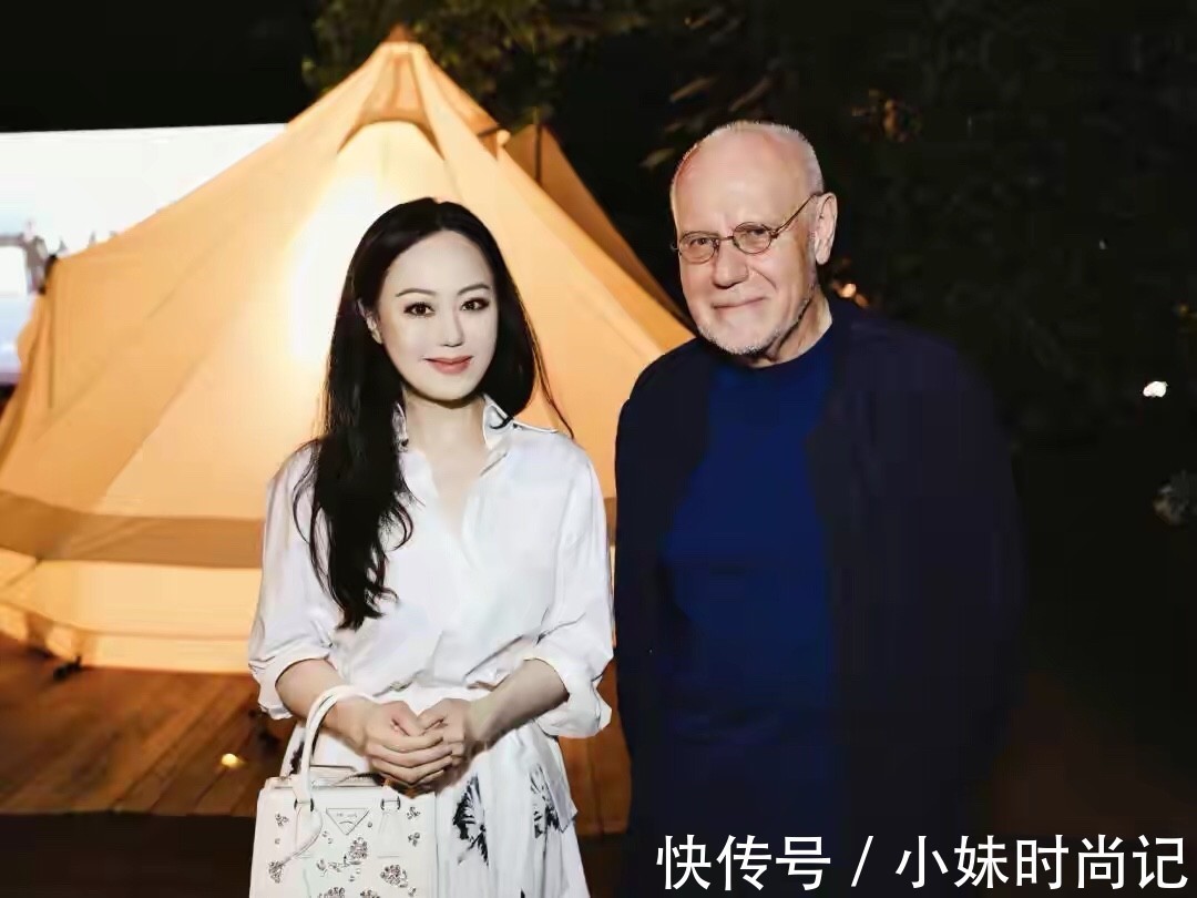 衬衫|58岁章小蕙风采依旧!衬衫配半身裙尽显迷人身姿,看不出年龄感