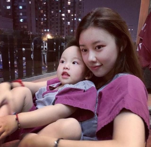 宝妈|95后宝妈接娃放学穿着“时尚”,孩子却被同学嘲笑你妈穿的啥