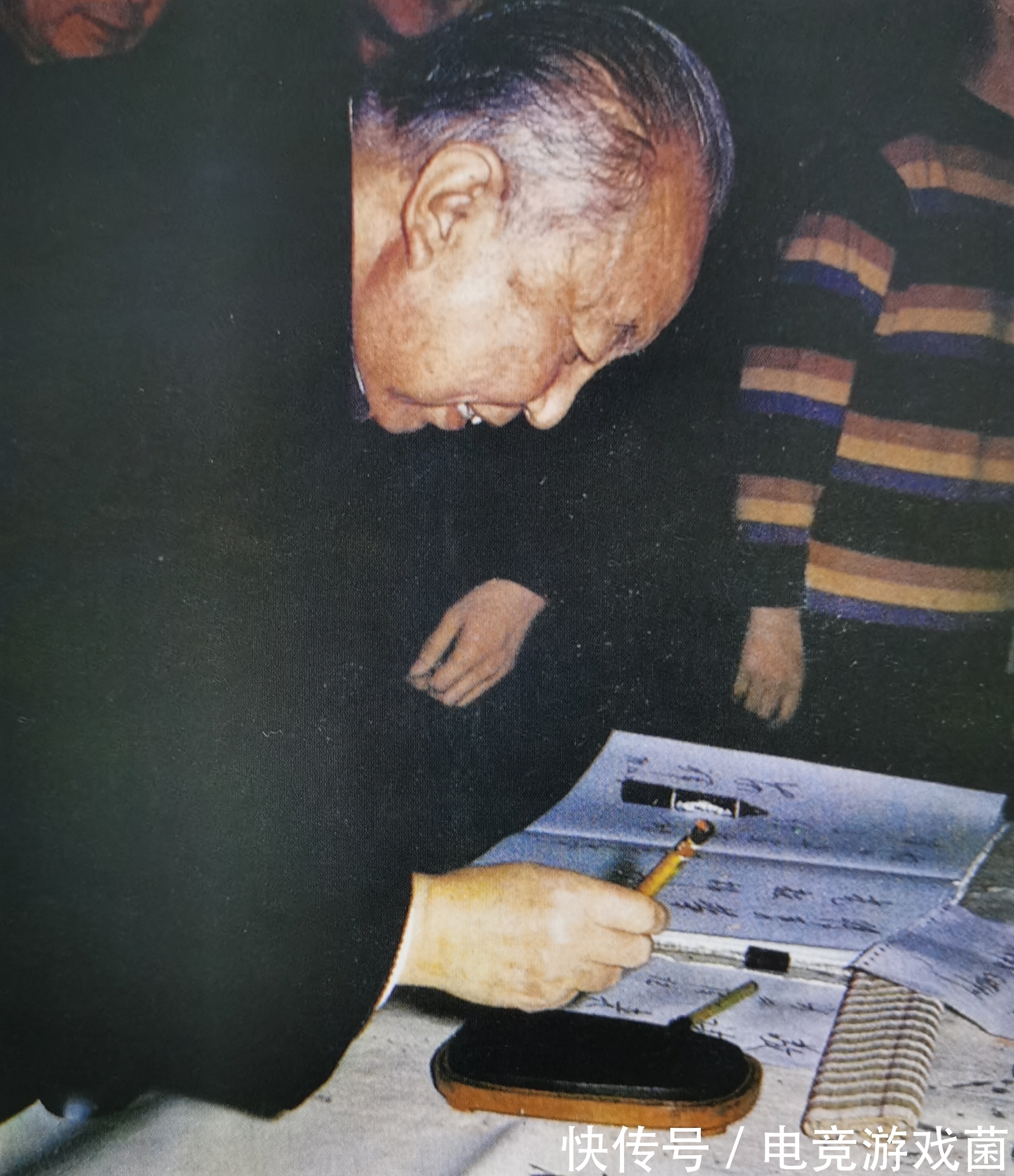 交城@华国锋晚年的最大爱好,在书房里挥毫泼墨,以书法结交各地朋友