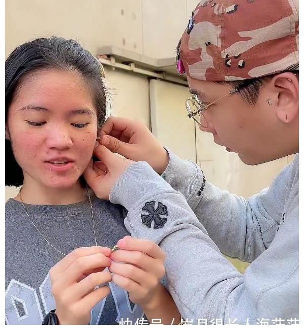 《变形计》李勒优被城市家庭收养,脸上长满青春痘,还不忘臭美