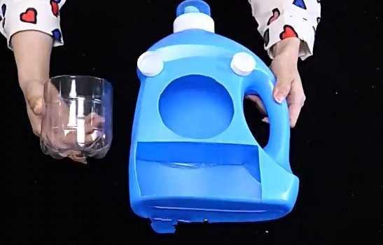 塑料瓶|洗衣液瓶子简单改造一下，放在床上，很实用，全家人抢着用