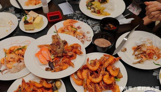 自助餐厅里，只喝这3种饮料的顾客，老板看到就慌这怕是个行家