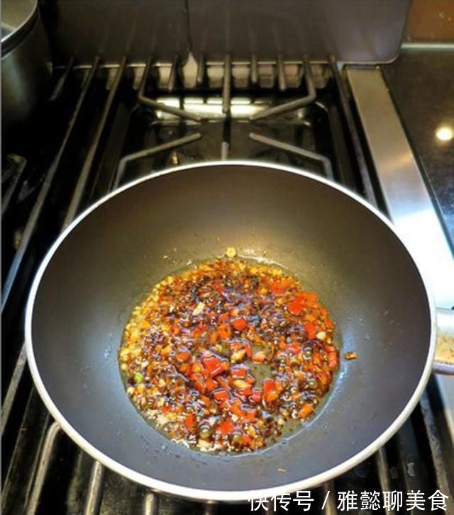 红烧|茄子别再红烧了，这样做不用一滴水，比肉还好吃，味道太香了