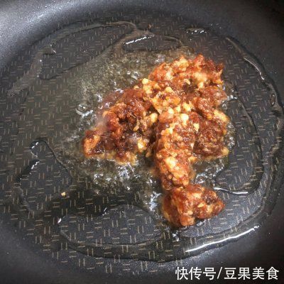 简单快手又下饭的芹菜肉末炒粉丝，吃起来那叫一个香