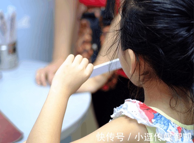 小女孩|医生让小女孩吹A4纸, 吹了十几下后小女孩突然双眼无神!