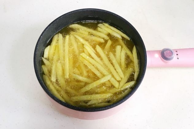 厨师长教你炸薯条，牢记“2料3步”，又香又脆不油腻，比买的好吃