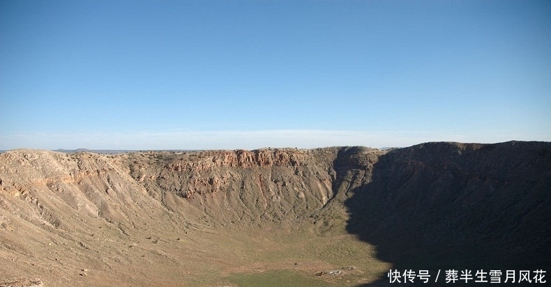 陨石撞击地球会怎样？5万年前的一次撞击，地球留下了一个大坑