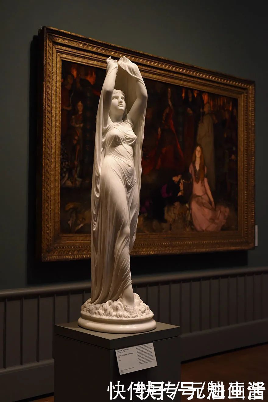 石头#这些雕塑蒙了一层纱布,走近扯一下,才发现纱布也是石头