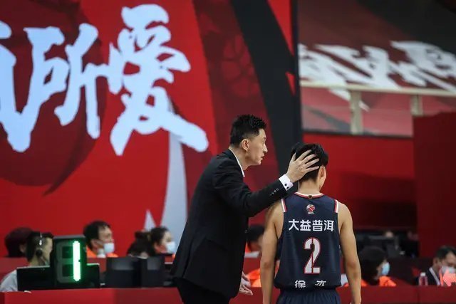 年轻球员|易建联率队大战福建男篮,杜锋终于碰着软柿子,广东有望终结连败