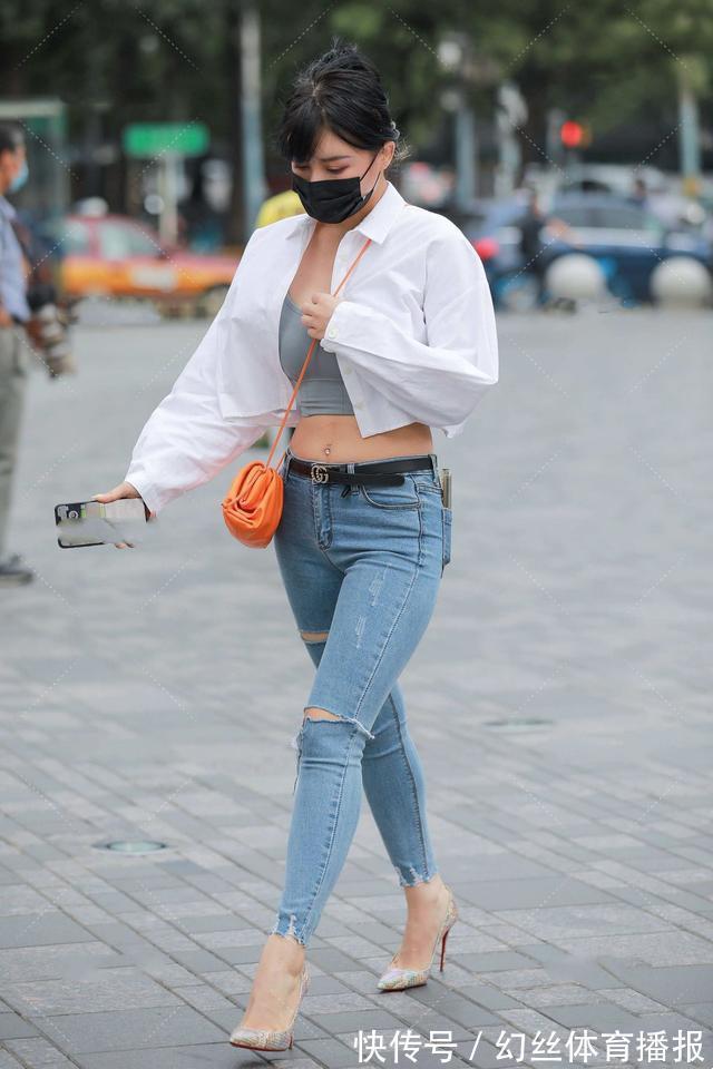 破洞 白色短款衬衣搭配蓝色破洞牛仔裤,清新时尚,还不失知性美感