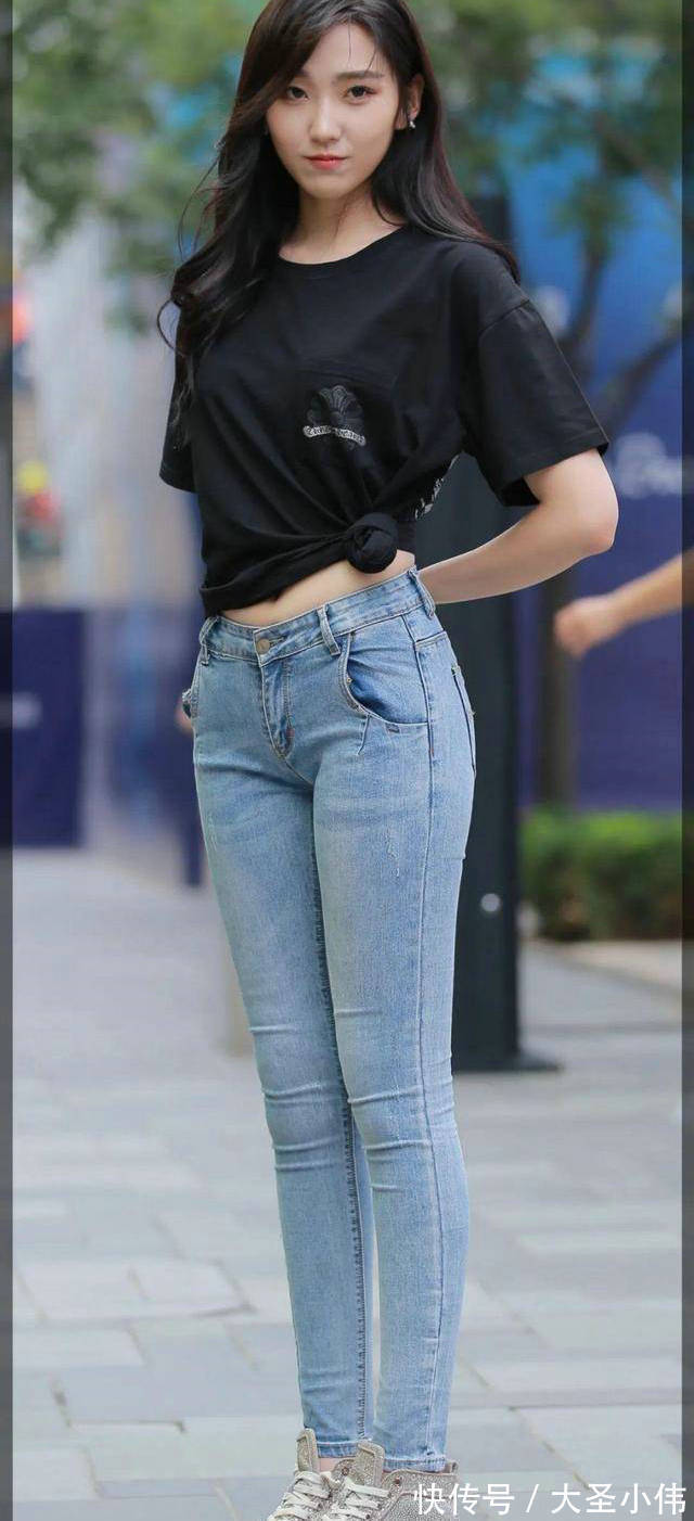 帆布鞋 美女街拍:小姐姐以黑色为主的搭配,不仅修身显瘦,还穿出了满满的精致感