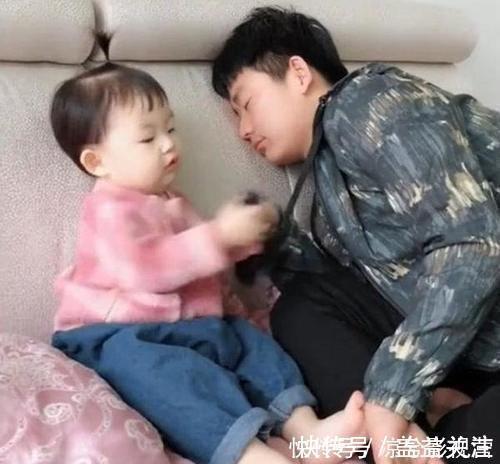 臭袜子|爸爸假装被臭袜子熏晕,女儿闻过后也晕了,结果让妈妈忍不住笑喷